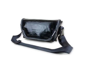 Umhängetasche aus recycelter LKW-Plane, Kleine Messenger Crossbody Bag, LKW-Planentasche