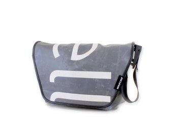 Middelgrote vrachtwagen Tarp Messenger Bag | Gemaakt van gerecycled vrachtwagenzeil | Waterdichte messengertas | Crossbody fietstas | Gerecycleerde schoudertas