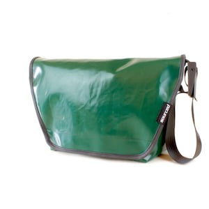 Grand Sac bandoulière fabriqué à partir de camion recyclées Tarp, homme, sac style cartable, sac MacBook