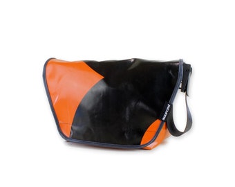 Bolsa de mensajero de lona de camión mediano / hecha de lona de camión reciclada / bolsa de mensajero impermeable / bolsa de ciclismo de cuerpo cruzado / bolso de hombro reciclado