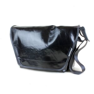 Grand Sac bandoulière fabriqué à partir de camion recyclées Tarp, homme, sac style cartable, sac MacBook