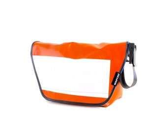 Bolsa de mensajero de lona de camión mediano / hecha de lona de camión reciclada / bolsa de mensajero impermeable / bolsa de ciclismo de cuerpo cruzado / bolso de hombro reciclado