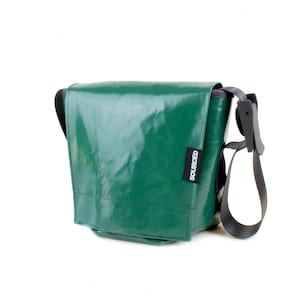 Petit sac messager avec bâche de camion, sac bandoulière imperméable fabriqué à partir d'une bâche de camion recyclée, sac messager, sac de courrier, sacoche messager
