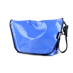 Grand Sac bandoulière fabriqué à partir de camion recyclées Tarp, homme, sac style cartable, sac MacBook