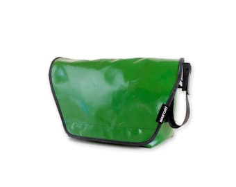 Middelgrote vrachtwagen Tarp Messenger Bag | Gemaakt van gerecycled vrachtwagenzeil | Waterdichte messengertas | Crossbody fietstas | Gerecycleerde schoudertas