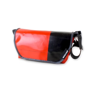 Borsa a tracolla realizzata con teloni di camion riciclati, Borsa