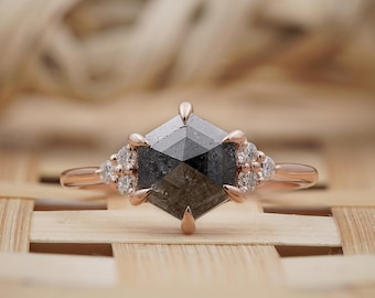 Anel de Noivado com Diamantes Sal e Pimenta em Corte Hexagonal, Aliança com Diamantes Negros para Promessa de Aniversário
