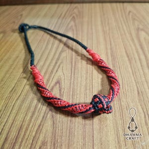 黒と赤の編み込みワックスコードネックレス 18インチ | ペンダントお守りロープ | ユニセックス ミニマリスト | ツートン 防水 大胆なコントラスト | タイの手工芸品