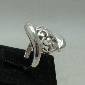Anillo de plata de ley con diseño de volutas, joyería calada. imagen 4