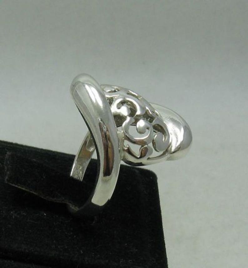 Anillo de plata de ley con diseño de volutas, joyería calada. imagen 4