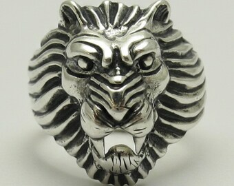 Anillo de plata de ley con cabeza de león rugiente