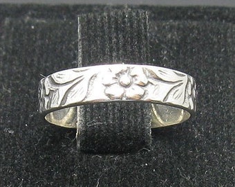 R000957 Kleine sterlingzilveren ring massief 925 Bloemenband