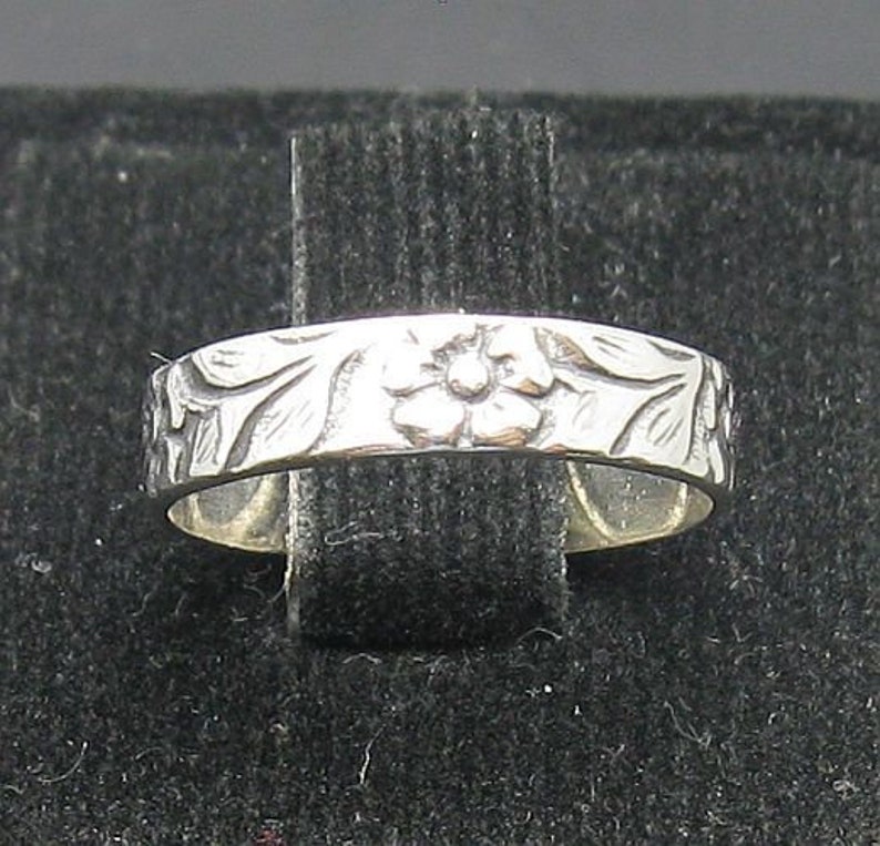 R000957 Small sterling silver ring solid 925 Flower band 