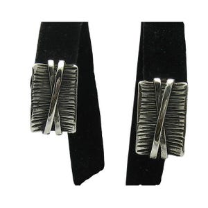 Orecchini rettangolari in argento sterling con motivo a X testurizzato, timbrati 925, senza nichel