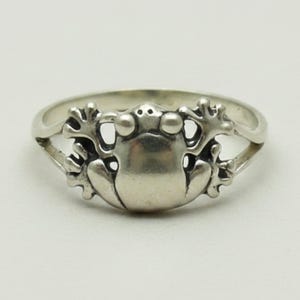 Anillo de plata de ley con diseño de rana calada, sello 925.