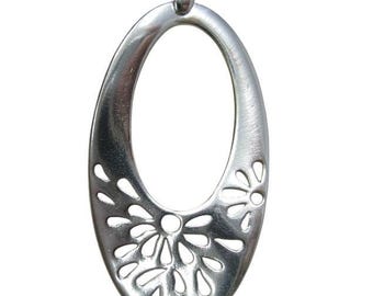 Può includere: Un ciondolo in metallo color argento dalla forma ovale allungata con finitura liscia. La parte inferiore del ciondolo è decorata con una serie di ritagli a forma di petalo o foglia disposti in un motivo floreale, con una contromaglia in alto.