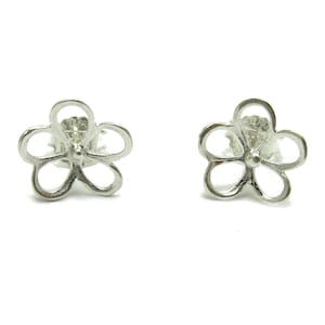 Small sterling silver earrings flowers hallmarked 925 nickel free