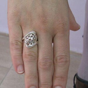 Anillo de plata de ley con diseño de volutas, joyería calada. imagen 5