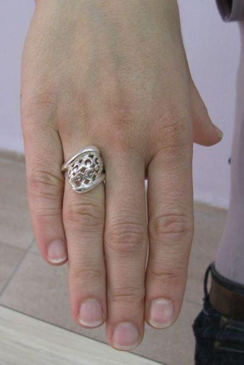 Anillo de plata de ley con diseño de volutas, joyería calada. imagen 5
