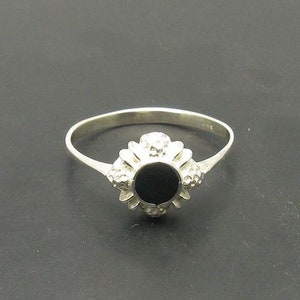 Sterling silver ring stamped 925 Flower with enamel
