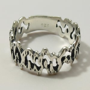 Abstrakt vågring i sterlingsilver, texturerat öppet band