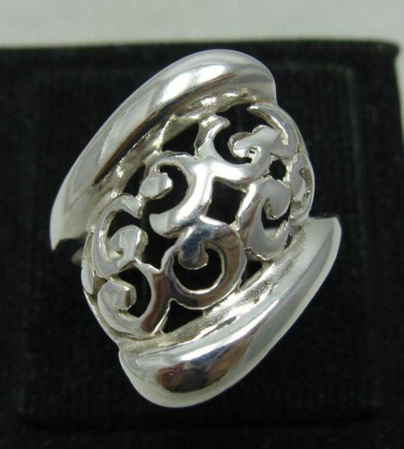 Anillo de plata de ley con diseño de volutas, joyería calada. imagen 2
