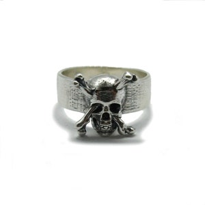 R001862 Sterling silver biker ring solid hallmarked 925 Skull crossbones band