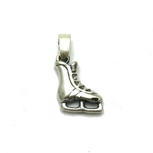 Peut inclure: Charme de patin à glace en argent. Le charme est détaillé avec un design à lacets et une lame.