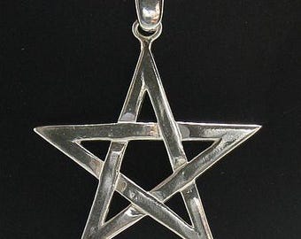 Puede incluir: Un colgante de pentagrama de metal plateado pulido con un diseño de estrella de cinco puntas y líneas entrelazadas. El colgante incluye una anilla lisa y redondeada en la parte superior para sujetarlo a un collar, con un acabado metálico.