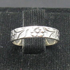 R000957 Anillo pequeño de plata de ley maciza 925 Banda de flores
