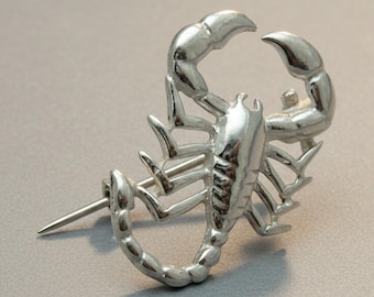 Sterlingzilveren broche, gestempeld 925 met schorpioen