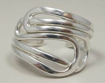 Elegante anillo de plata de ley maciza con sello 925, libre de níquel.