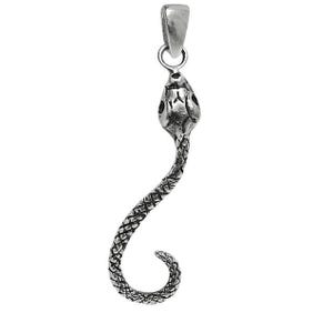 Pode incluir: Um pingente de metal prateado em forma de cobra com um padrão texturizado de escamas ao longo do corpo curvo. A cabeça da cobra está posicionada no topo, conectada a um passador triangular liso para prender a uma corrente ou colar.