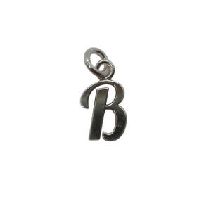 Colgante de plata de ley con sello 925 y letra B. Sin níquel.