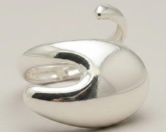 Anillo moderno de plata de ley con sello 925 y tamaño ajustable.