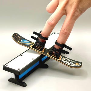 Finger Snowboard - Space Bro – Mini Snowboardleksak | Rolig Fidget för snowboardåkare och skidälskare