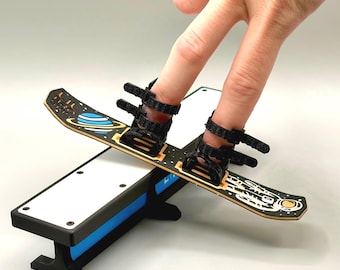 Finger Snowboard - Space Bro – Mini Snowboardleksak | Rolig Fidget för snowboardåkare och skidälskare