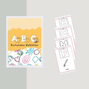 Op de afbeelding: Een set kleurplaten voor kinderen met de letters H, C, M en P, samen met een penseelillustratie. De omslag van de set heeft de letters A, B en C, met de tekst "Buchstaben Malblätter" en kleurrijke krabbels.