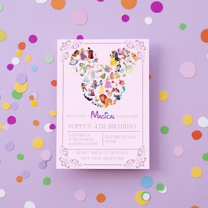 Puede incluir: Una tarjeta de invitación rosa para una fiesta de cumpleaños de 4 años. La tarjeta presenta una forma de cabeza de Mickey Mouse llena de personajes de Disney. El texto incluye "Únete a una celebración mágica", "4º cumpleaños de Poppy", fecha, hora, lugar e información de RSVP.