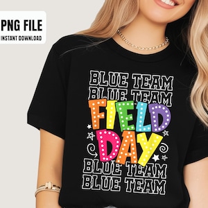 Può includere: T-shirt nera con le parole "BLUE TEAM FIELD DAY" in lettere colorate e bordate. La maglietta presenta anche la scritta "PNG FILE INSTANT DOWNLOAD" in un rettangolo bianco.