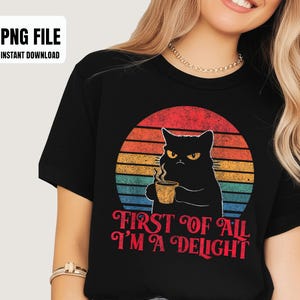 Könnte beinhalten: Schwarzes T-Shirt mit einem Retro-Design einer schwarzen Katze, die eine Kaffeetasse vor einem Sonnenuntergangshintergrund hält. Der Text "FIRST OF ALL I'M A DELIGHT" ist in roter Schrift. Das Shirt ist eine PNG-Datei.