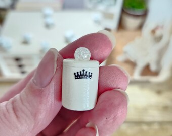 mini decoration for dollhouse Miniature kitchen canister jar with crown dollhouse decor 1:12