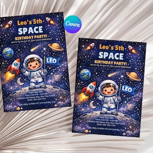 以下が含まれることがあります： 宇宙をテーマにした誕生日パーティーの招待状が2つ。各招待状には、惑星にいる宇宙飛行士、ロケット、惑星、星が描かれています。テキストには「Leo's 5th Space Birthday Party!」とパーティーの詳細が記載されています。