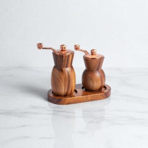 Juego de molinillo de sal y pimienta de madera de acacia con manivela / Molinillo de pimienta negra de jarrón / Molinillo de sal rosa con base / Molinillo de salero de madera