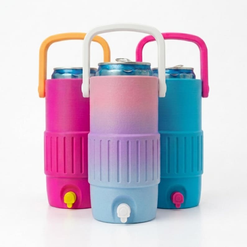 Puede incluir: Tres neveras de bebidas de colores con asas. Las neveras son en tonos de rosa, azul y un degradado de rosa, morado y azul. Cada nevera tiene un asa blanca y un grifo en la parte inferior. Se ven latas dentro de las neveras.