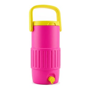 Puede incluir: Un enfriador de agua rosa brillante con un asa y tapa amarillas. El enfriador tiene un grifo en la parte inferior y un dise&ntilde;o acanalado en el medio. El asa es arqueada y est&aacute; unida a la parte superior.