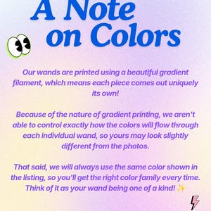 Puede incluir: Imagen degradada con el texto azul "A Note on Colors". El texto explica que las varitas se imprimen con un filamento degradado, lo que da como resultado variaciones de color &uacute;nicas. La imagen tambi&eacute;n incluye un rayo.