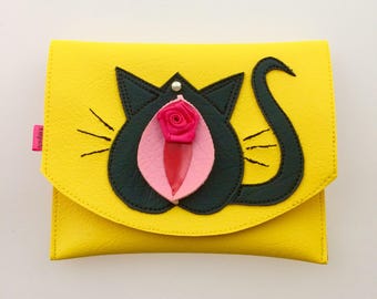 The Pussy Galore Vulvette: een vulva-kattenzakje van imitatieleer