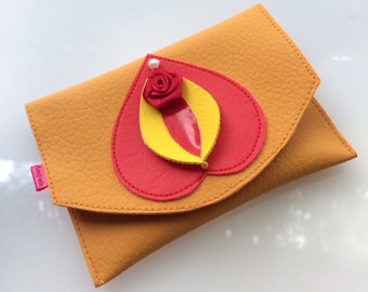 Vulvette Mango, rood en geel: yoni-zakje van imitatieleer