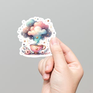 Magiczna naklejka winylowa na filiżankę | Naklejka Celestial Cloud Tea | Fantazyjna wodoodporna naklejka na dzienniki, kubki, planery i nie tylko – 2” x 2”